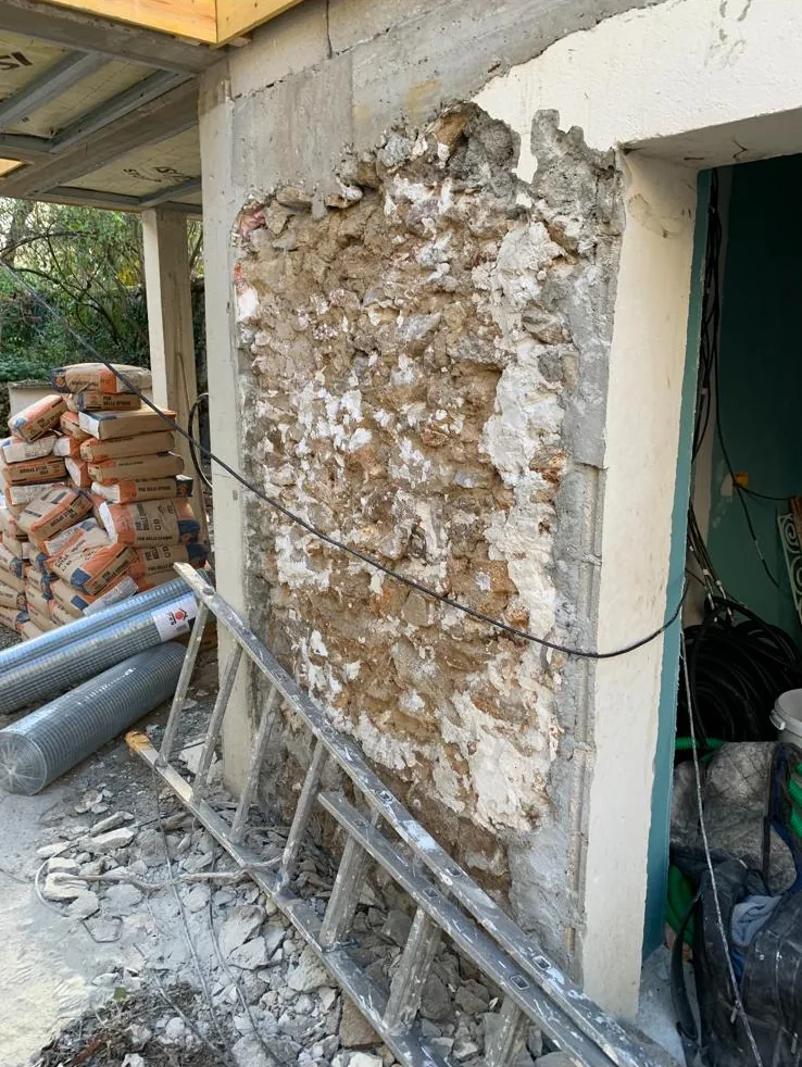 Piquage d'un mur en pierre